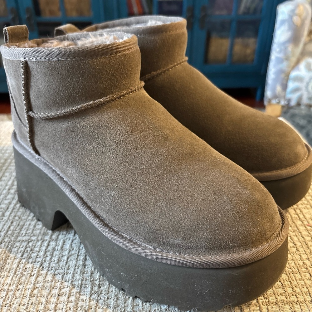 Women’s UGG Ultra mini New Heights Platform Ankle Boots, Sz 6 EUC